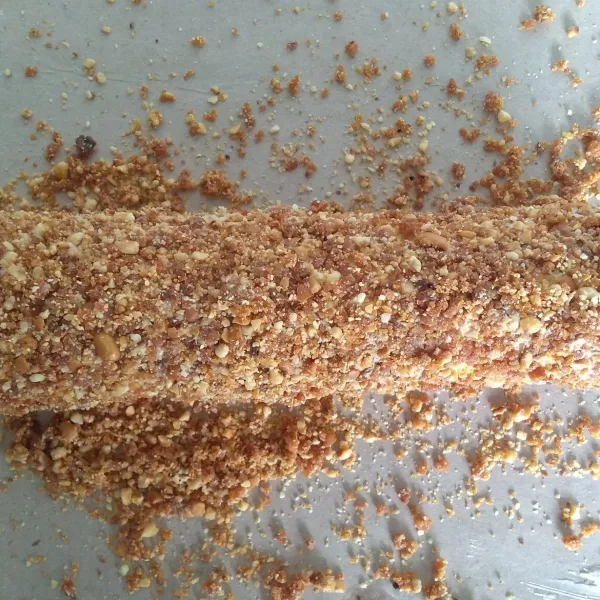 Setelah di gulung oles dengan butter cream lalu gulingkan ke nougat.