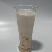 Tuang susu cair uht.