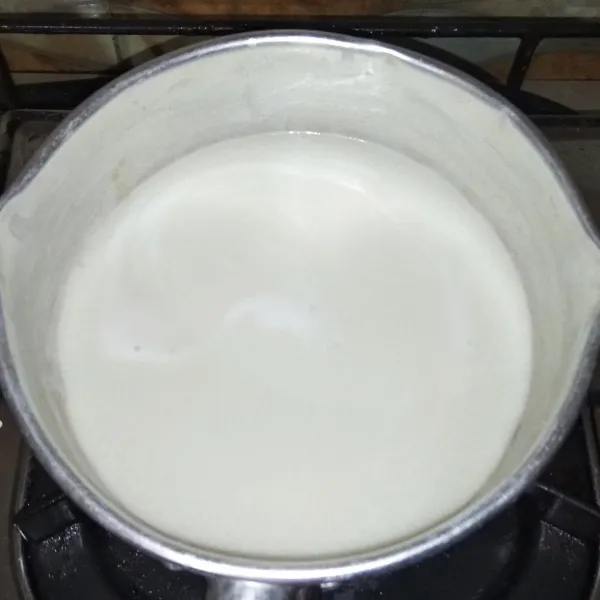 Masukan santan, gula pasir, dan garam ke dalam panci. Panaskan di atas kompor dengan api kecil. Aduk terus hingga mendidih (jangan sampai pecah santannya). Angkat, biarkan hingga hangat.