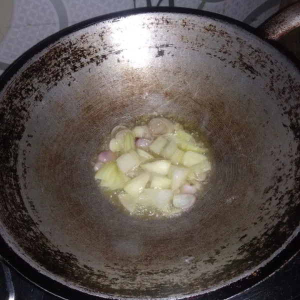 Panaskan mentega tumis bawang merah , bawang putih dan bawang bombai sampai layu dan harum.