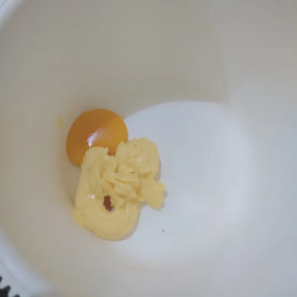 Kocok butter dan kuning telur.