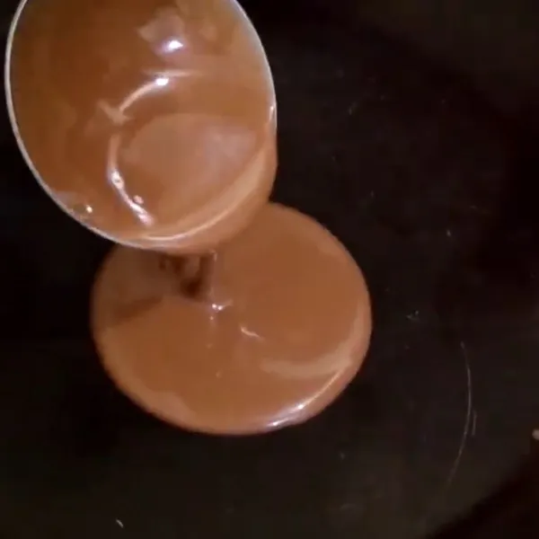 Panaskan teflon lalu tuang adonan.