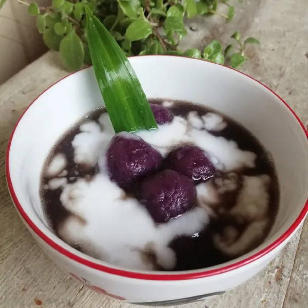 Ambil bubur candil secukupnya di mangkok, lalu siram dengan kuah santan kental, sajikan selagi hangat... Selamat mencoba!