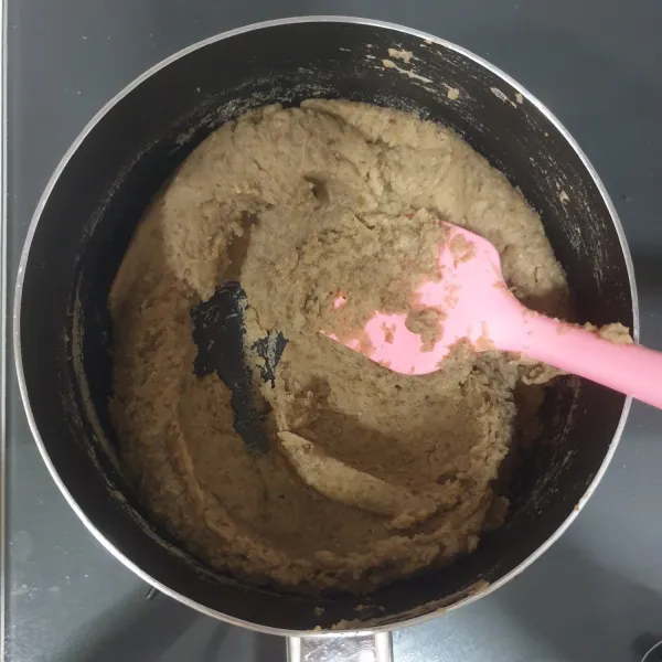 masak kumbu kacang hijau dengan menggunakan api kecil sampai bisa di pulung.angkat dan dinginkan.