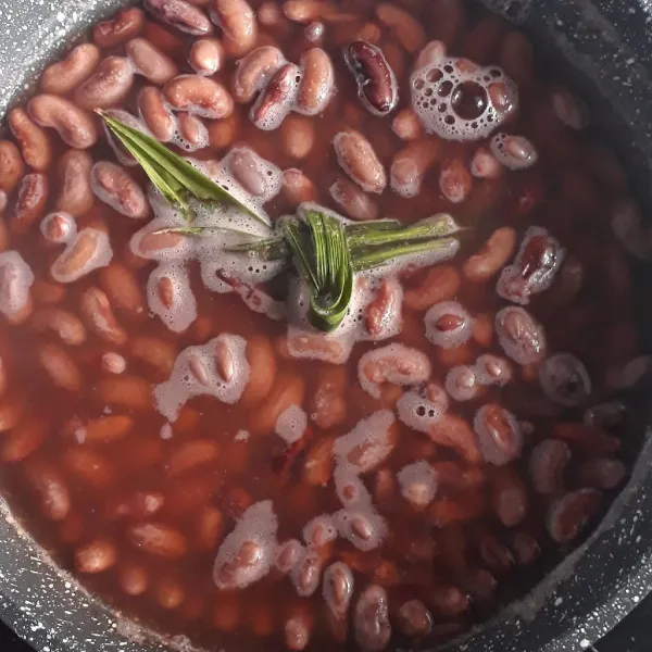 Rendam kacang merah sampai mengembang, lalu rebus bersama 1 lembar daun pandan hingga benar-benar lunak.