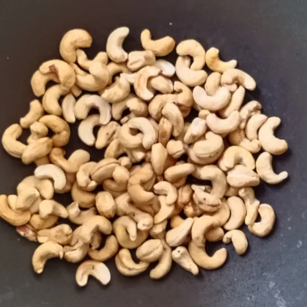 Sangrai (goreng tanpa minyak) kacang mete.