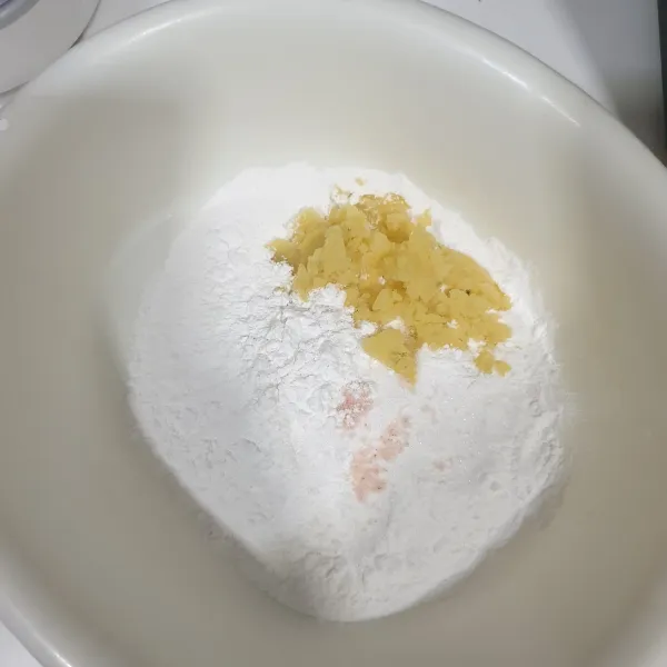 campurkan tepung ketan, tepung beras, Kentang, gula pasir dan garam halus.