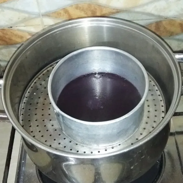Panaskan dandang kukusan. Oles loyang dengan minyak kelapa. Pertama tuang warna ungu, kukus selama 5 menit. Apinya jangan terlalu besar, sedang saja. Karena jika api terlalu besar permukaan kue lapis akan keriput.