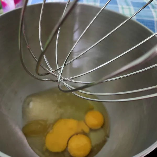 Mixer gula, telur, SP, dan pengemulsi sampai putih kaku