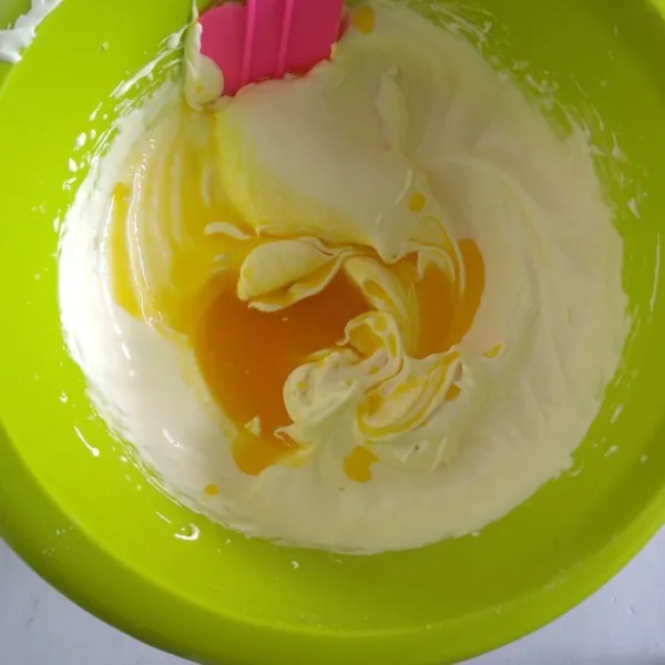 Tambahkan margarin aduk dengan spatula.