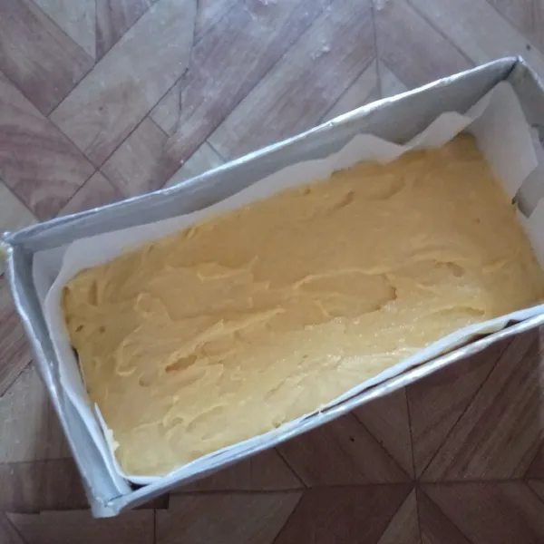 Siapkan loyang yang sudah dilapisi baking paper, tuang adonan, lalu hentakkan agar udaranya keluar.