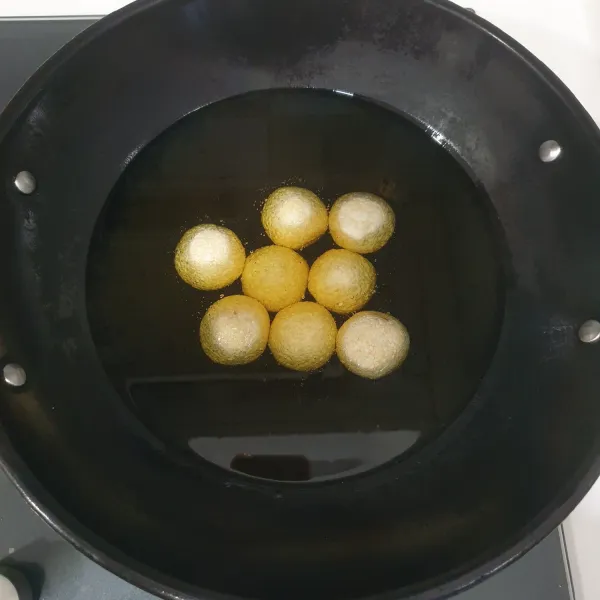 masukan Onde-onde kedalam minyak, yang belum di panaskan. nyalakan api kecil goreng onde-onde sambil diaduk sekali-sekali. setelah onde-onde mengembang,besarkan api menjadi sedang, goreng onde-onde sampai matang dan Kokoh, angkat dan tiriskan.