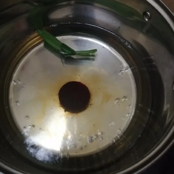 Panaskan panci beri air lalu biarkan panas, lalu masukan gula aren, daun pandan dan gula pasir. Masak sampai gula larut.