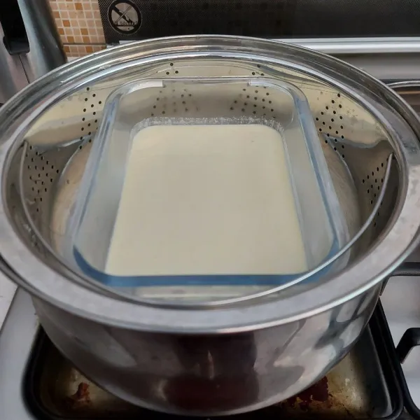 Masukkan margarin, aduk hingga rata.
Kukus adonan selama 15 menit lalu angkat dan uleni dengan sutil kayu selama 5menit.