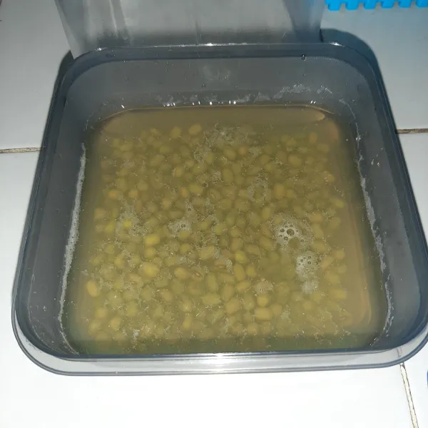Rendam kacang hijau minimal 2 jam, lebih baik dengan air panas.