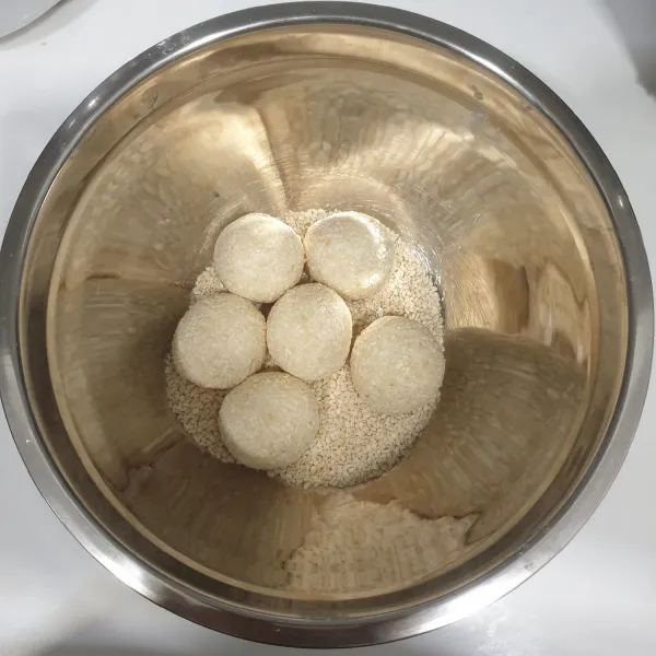 gulingkan kedalam wijen.