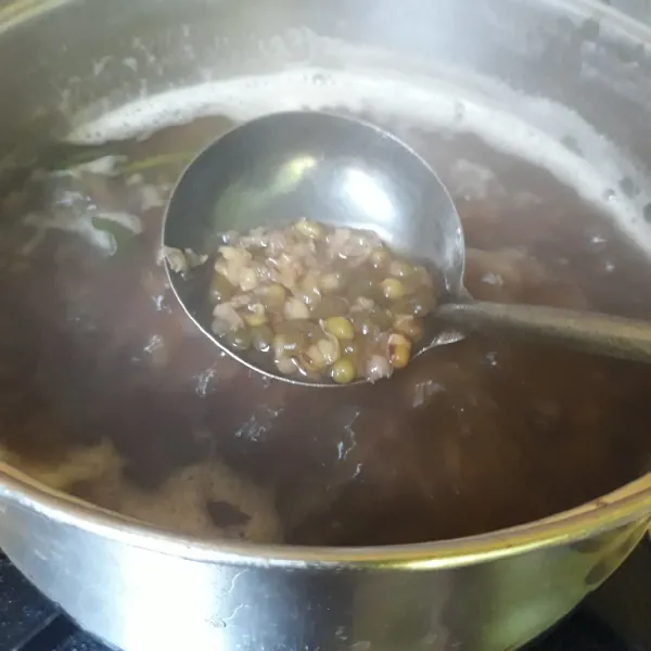 Rebus kacang ijo, daun pandan selama 5 menit api besar, lalu matikan api diamkan 30 menit dengan panci tertutup, setelah itu tambahkan gula jawa serta garam.