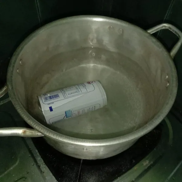 Kalau udah panas, matikan kompor, masukin susu beruangnya ke dalam panci itu, lalu tutup ya guys, tunggu 10-15 menit.