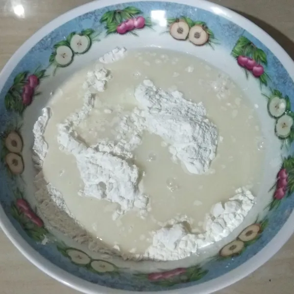 Tuang santan hangat sedikit demi sedikit sambil terus di aduk. Jika banyak gumpalan-gumpalan tepung, saring larutan tepungnya.