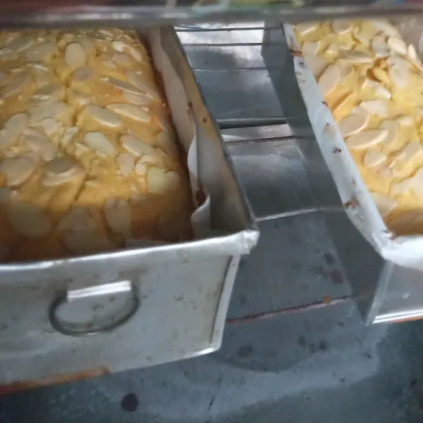 Panggang adonan di dalam oven yang sebelumnya sudah di pre heat. Panggang selama ±40 menit atau hingga matang. Keluarkan bolu dari oven, biarkan dingin lalu potong-potong. Bolu tape almond siap disajikan.