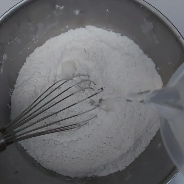 Campur dan aduk rata tepung ketan, tepung beras, gula pasir, dan garam. Lalu masukkan air, aduk rata.