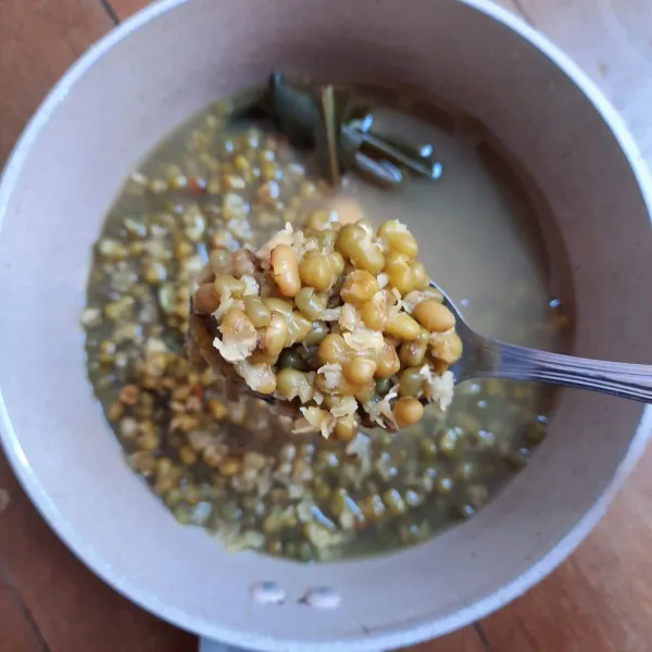 Membuat kacang hijau: didihkan air dan daun pandan. Masukkan kacang hijau. Rebus hingga setengah matang. Masukkan gula dan garam. Aduk lalu masak lagi hingga matang.