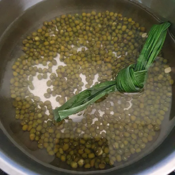Masak kacang ijo bersama air dan daun pandan. Tunggu beberapa saat.