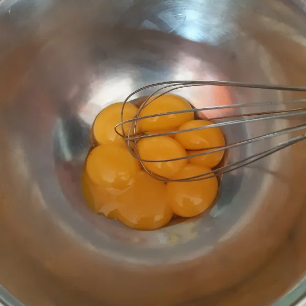 kocok kuning telur dengan wisk,tambahkan campuran 2 tepung,aduk rata,tambahkan 100ml susu cair,aduk rata sisihkan.