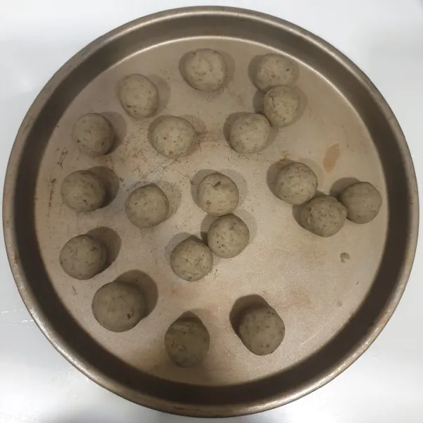 bentuk dan timbang adonan kumbu kacang seberat 12 gr dan bentuk bulat-bulat. sisihkan.