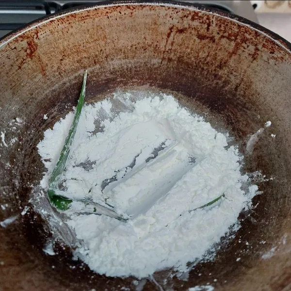 Sangrai maizena dengan daun pandan sampai daun pandan kering dan maizena ringan.