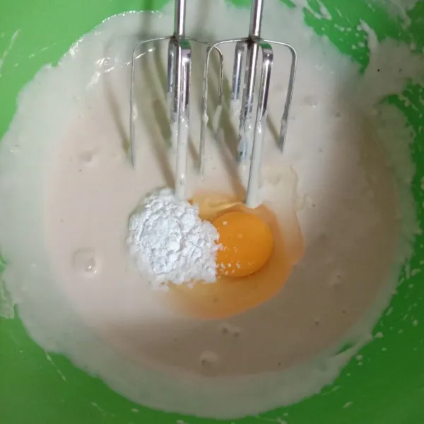 tambahkan telur dan baking powder. kocok kembali sampai rata. diamkan minimal 1 jam.