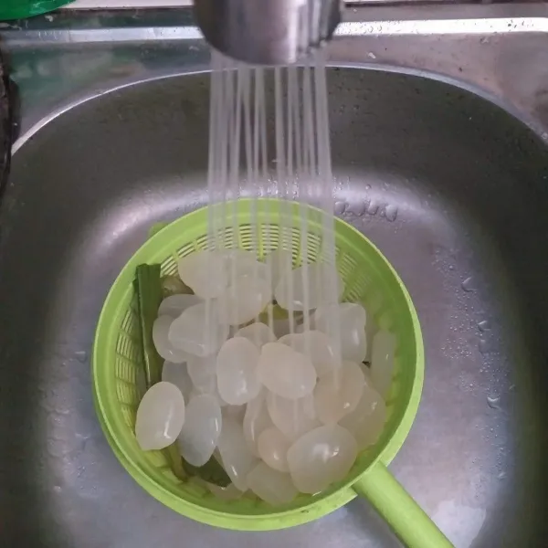Angkat, bilas kembali dan tiriskan. Daun-daunan jangan dibuang.