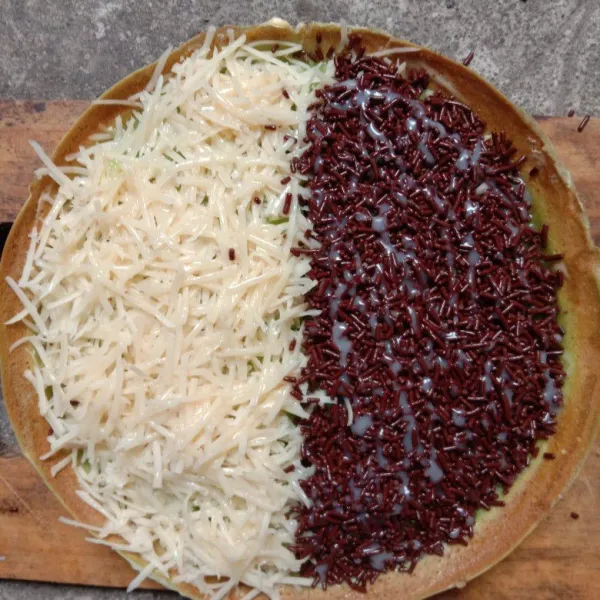 angkat oles dengan butter. bagi 2 beri isian sesukanya.