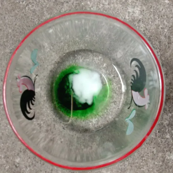 campur air baking soda dan pasta pandan.