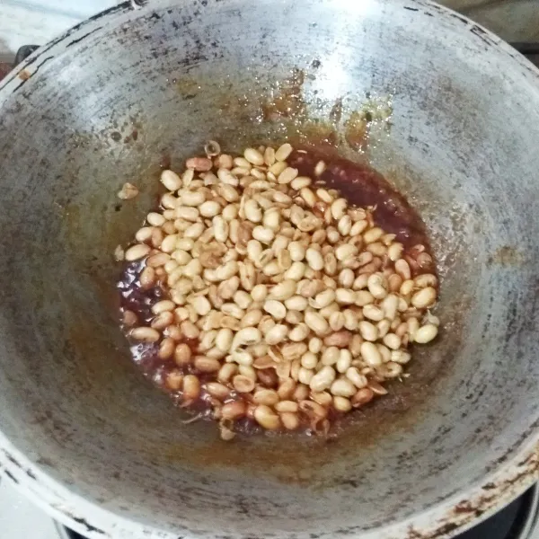 Masukkan kacang kedelai yang sudah digoreng. Aduk hingga tercampur rata.