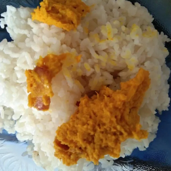 Tambahkan bumbu halus dan garam, aduk rata.