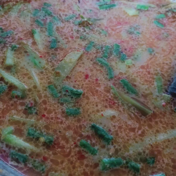 Masukkan gula, garam, dan kaldu bubuk. Aduk sesekali dan biarkan sampai bumbu meresap. Koreksi rasa, angkat, dan taburi bawang merah