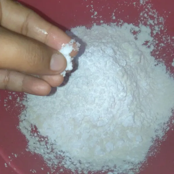 Campurkan tepung terigu, tepung tapioka dan garam.