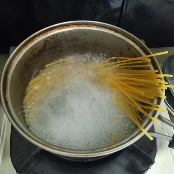 Rebus spaghetti hingga al dente 8 menit, tiriskan.