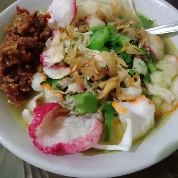 Susun di mangkuk sesuai urutan, keyuoat, bihun, tauge, ayam disuwir, daun bawang, kerupuk, sambal kacang, dan terakhir siramkan kuah soto ke dalam mangkuk. Menu soto sokaraja siap dihidangkan.