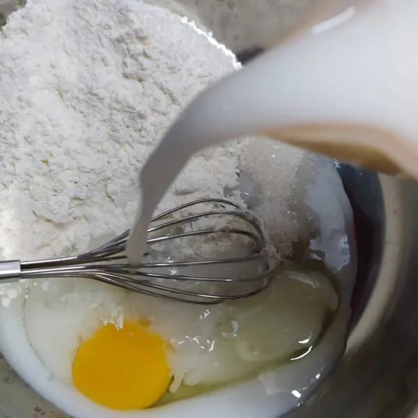 Campurkan telur, terigu, gula pasir, soda kue, garam, dan susu cair. Aduk sampai rata.