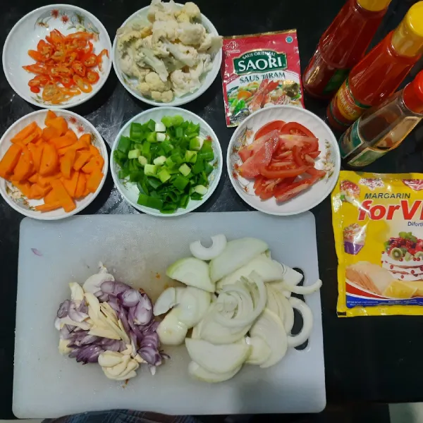 Potong kecil wortel, kembang kol, cabai, tomat, bawang bombai, bawang merah, bawang putih, dan daun bawang.