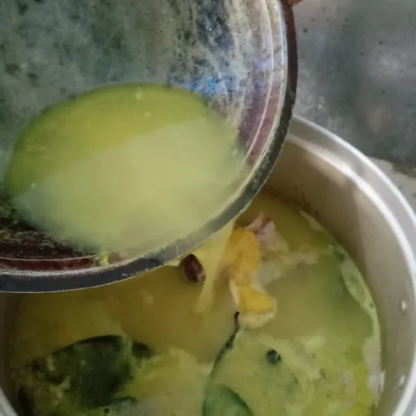 Masukkan bumbu halus yang sudah ditumis ke dalam rebusan air dan ayam. Lalu masak sampai mendidih. Setelah mendidih angkat ayam dan masukkan garam, penyedap, bumbu pawon, dan kecap. Tes rasa.