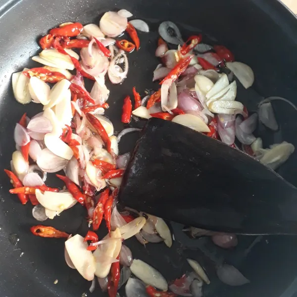 Panaskan minyak goreng lalu tumis bawang merah, bawang putih, dan cabai hingga harum.