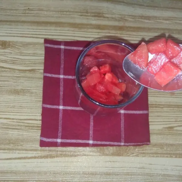 Siap gelas saji, masukkan potongan semangka kedalamnya.