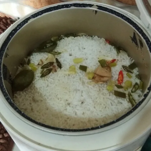 Setelah matang, aduk-aduk nasi liwetnya hingga tercampur rata.