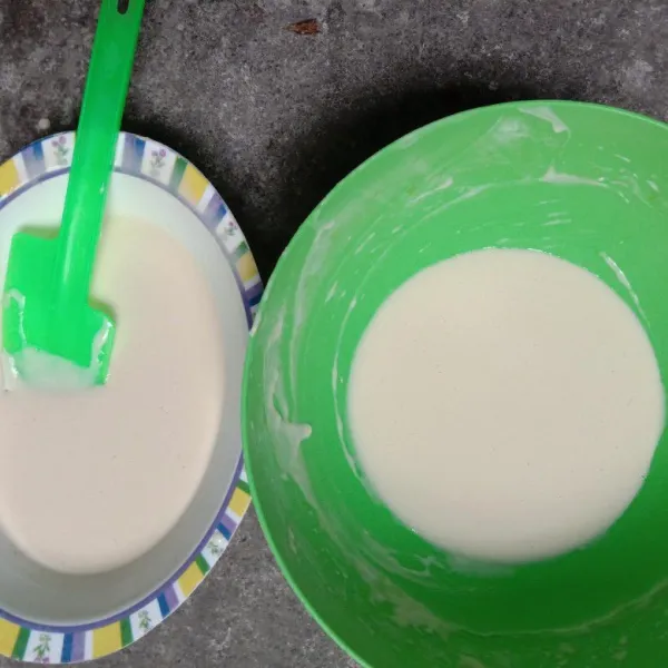 bagi 2 adonan panaskan wajan alasi dengan plat.