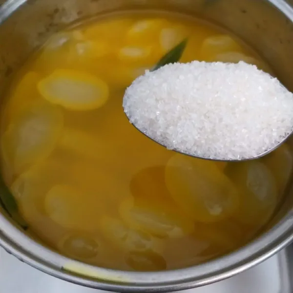 Tuang nutrisari kepanci yg berisi kolang kaling. Tambahkan gula, aduk rata.