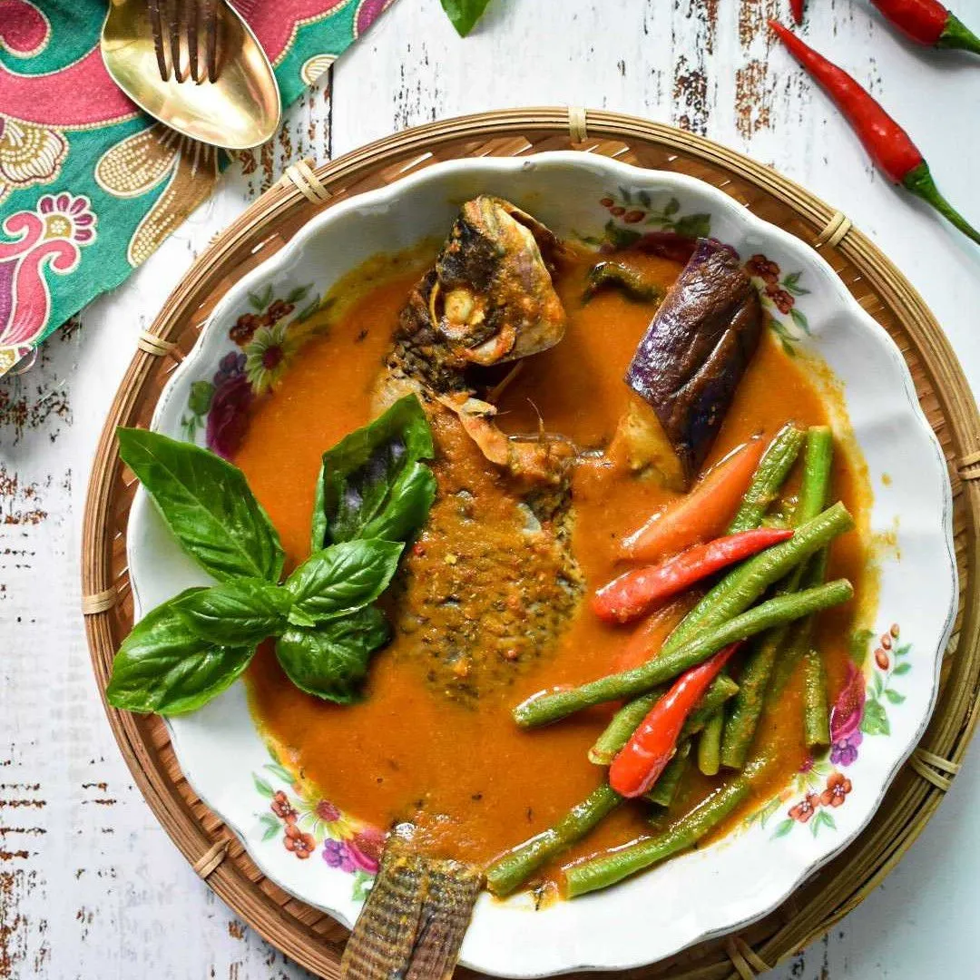 Proses memasak ikan nila kuah asam di kompor