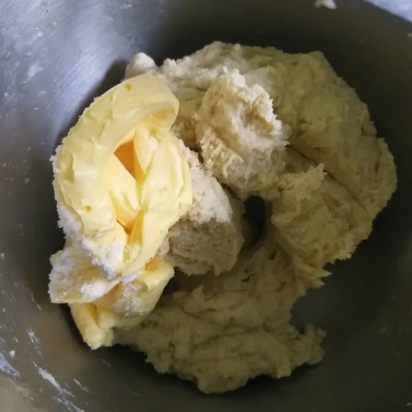 Setelah setengah kalis, tambahkan margarin dan garam. Uleni sampai kalis elastis.